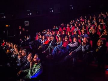 Decenas de personas en una sala de cine