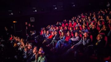 Decenas de personas en una sala de cine