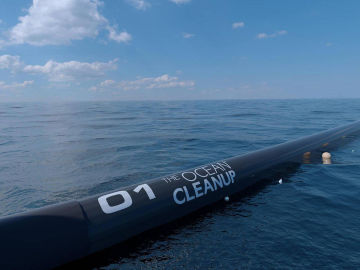 The Ocean Cleanup crea una barrera para acabar con la isla de plástico más grande del Pacífico gracias al crowdfunding