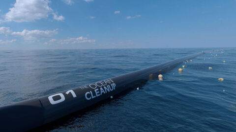 The Ocean Cleanup crea una barrera para acabar con la isla de pl&aacute;stico m&aacute;s grande del Pac&iacute;fico gracias al crowdfunding