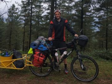 Rafael Sanchís, el valenciano que recorre en bicicleta España para recoger basura