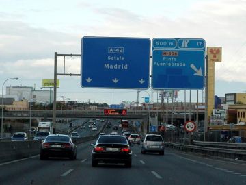 Tr&aacute;fico de una carretera espa&ntilde;ola de entrada a Madrid