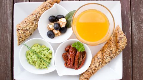desayuno meditarr&aacute;neo con zumo de naranja