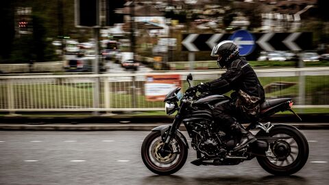 Motorista en ciudad
