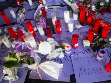 Flores y velas en señal de repulsa contra la violencia machista