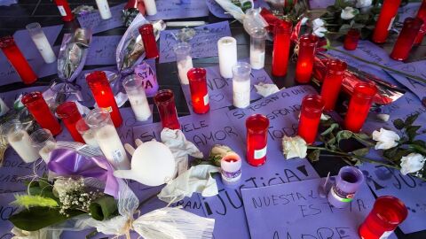 Flores y velas en se&ntilde;al de repulsa contra la violencia machista