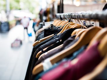 Perchas en una tienda de ropa