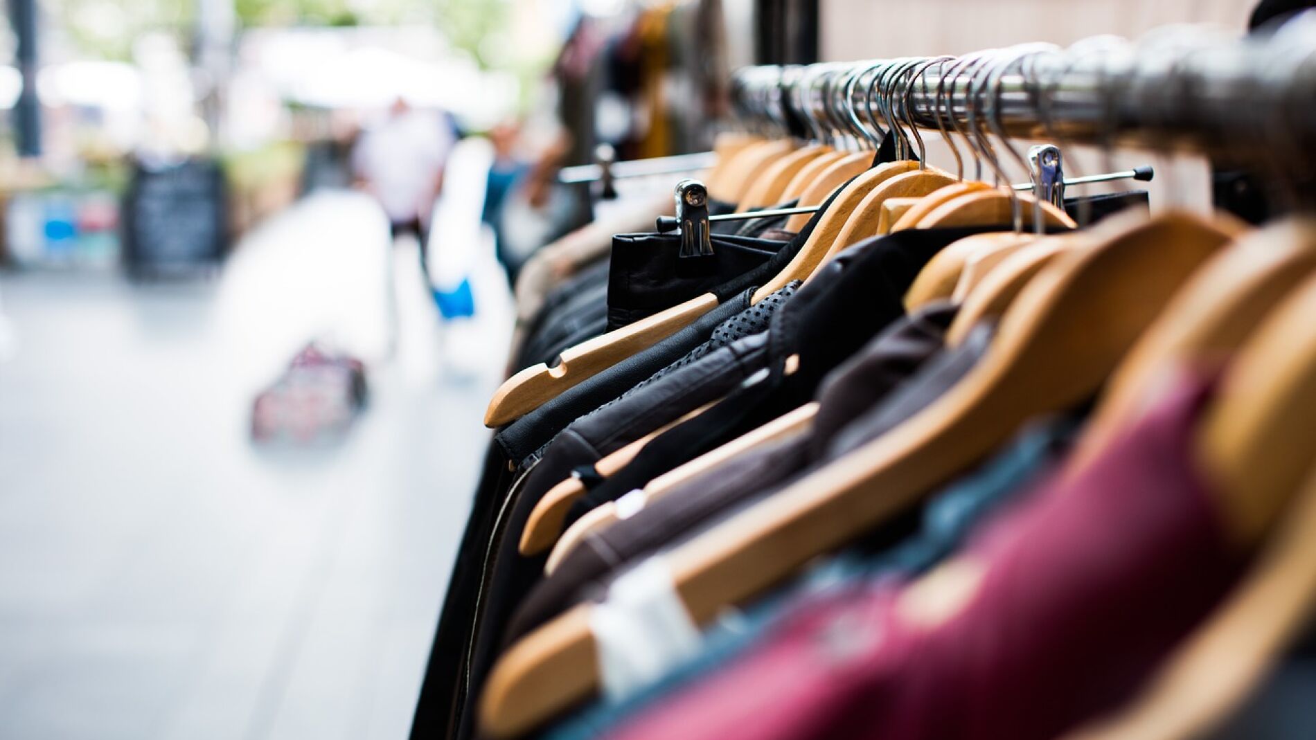 Perchas en una tienda de ropa