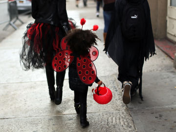 Una niña disfrazada en Halloween Una niña disfrazada en Halloween