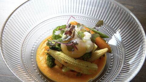 Huevo poché con verduras