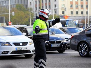 Un polic&iacute;a municipal controla el tr&aacute;fico en la plaza de Col&oacute;n
