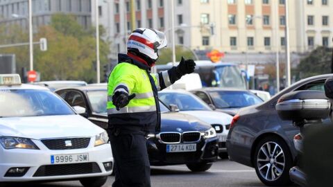 Un policía municipal controla el tráfico en la plaza de Colón