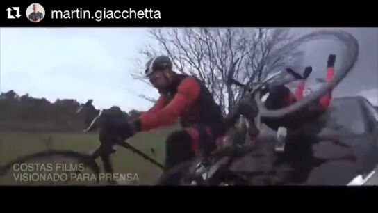 El v&iacute;deo del brutal atropello al actor Dani Rovira mientras rodaba un documental en bicicleta