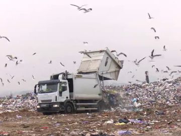 Vivir con la basura al lado: Yolanda compró una casa con vistas al monte y acabó frente a un vertedero