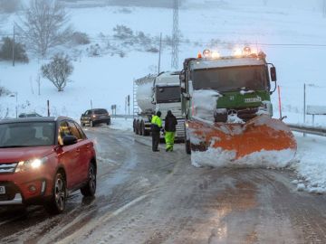 Noticias Fin de Semana (02-02-19) Puertos cerrados y cientos de carreteras cortadas en media Espa&ntilde;a tras el paso de la borrasca Helena