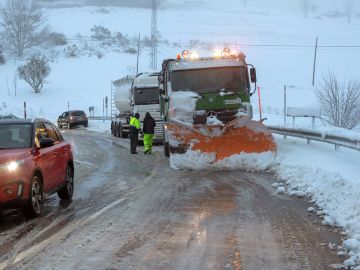 Una máquina quitanieves ayuda al camión que se ha quedado bloqueado en la carretera LU-633 Una máquina quitanieves ayuda al camión que se ha quedado bloqueado en la carretera LU-633