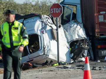 Vista del turismo siniestrado tras chocar con un cami&oacute;n en la carretera A-394 en Utrera (Sevilla)