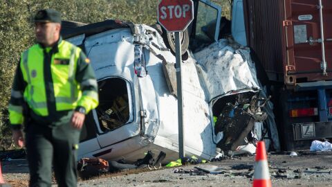 Vista del turismo siniestrado tras chocar con un camión en la carretera A-394 en Utrera (Sevilla)