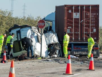 Vista del turismo siniestrado tras chocar con un cami&oacute;n en un accidente de tr&aacute;fico en la carretera A-394 en Utrera (Sevilla)