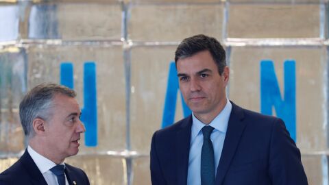 El presidente del Gobierno, Pedro S&aacute;nchez, con el lehendakari vasco, I&ntilde;igo Urkullu