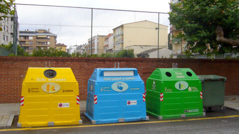 Contenedores de residuos urbanos: envases, papel y cart&oacute;n y vidrio.