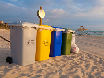 Diferentes contenedores de reciclaje en un playa de Mallorca 