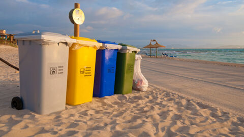 Diferentes contenedores de reciclaje en un playa de Mallorca 
