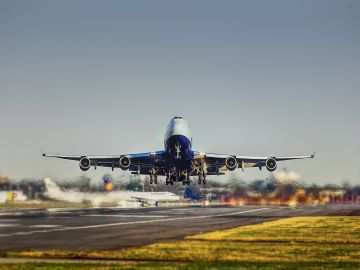 Un avión en el momento del despegue