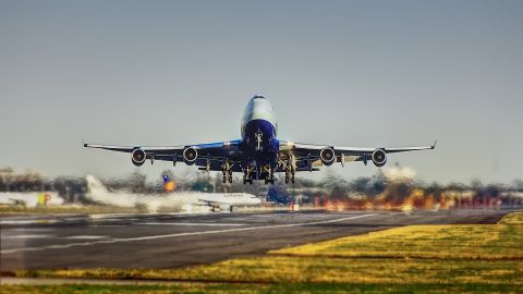 Un avi&oacute;n en el momento del despegue