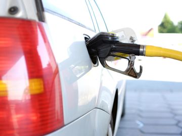 Imagen de archivo de un coche en una gasolinera.