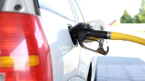 Imagen de archivo de un coche en una gasolinera.