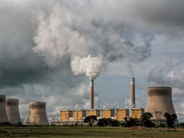 Humo generado por una central eléctrica