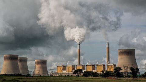 Humo generado por una central el&eacute;ctrica
