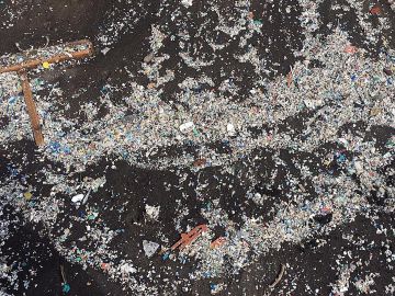 Un vídeo viral muestra una playa de Tenerife con cientos de kilos de microplásticos