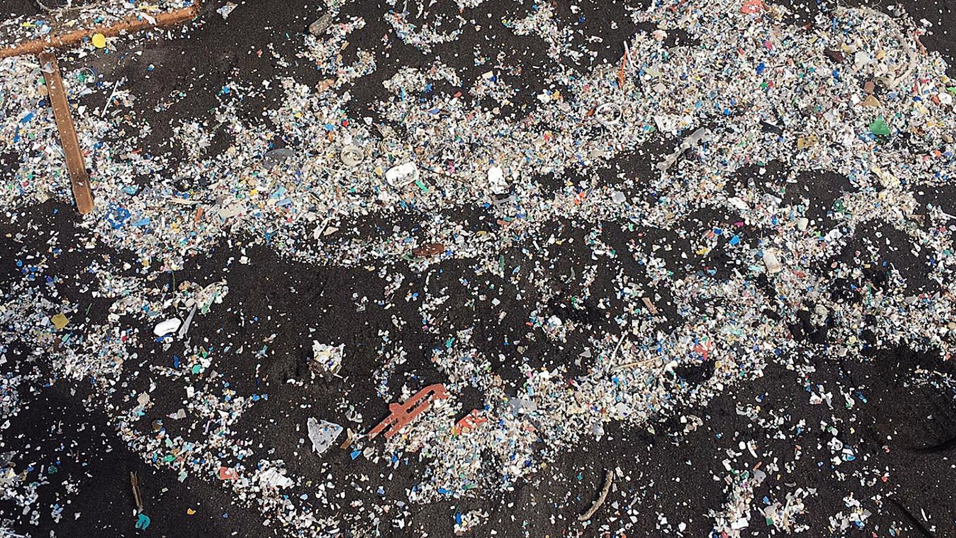 Un vídeo viral muestra una playa de Tenerife con cientos de kilos de microplásticos