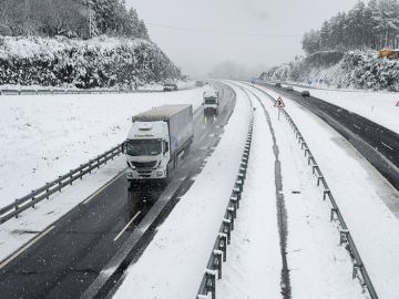 Complicaciones en carreteras de la provincia de Ourense por el fr&iacute;o y nieve