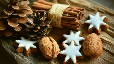 Ramas de canela, nueces y galletas en forma de estrella