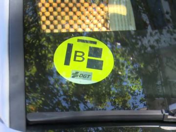 El uso de las etiquetas medioambientales de la DGT en los veh&iacute;culos ya es obligatorio en Madrid