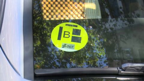 El uso de las etiquetas medioambientales de la DGT en los vehículos ya es obligatorio en Madrid