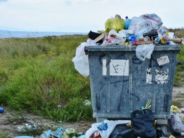 Bolsas de plástico en contenedor de basura