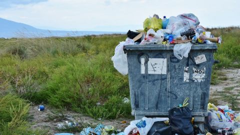 Bolsas de pl&aacute;stico en contenedor de basura