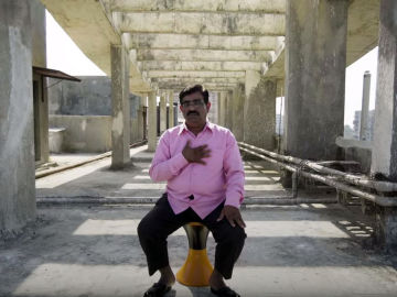 Dadara Bilhore: el padre que tras perder a su hijo por un accidente de moto sale cada día a tapar los baches de las carreteras Dadara Bilhore: el padre que tras perder a su hijo por un accidente de moto sale cada día a tapar los baches de las carreteras