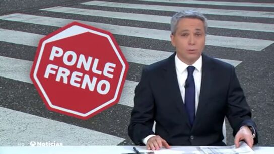 Instalan sem&aacute;foros en el suelo para evitar atropellos a los peatones 'zombies'