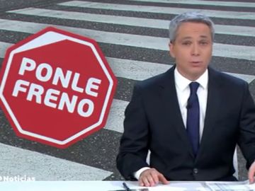 Instalan sem&aacute;foros en el suelo para evitar atropellos a los peatones 'zombies'