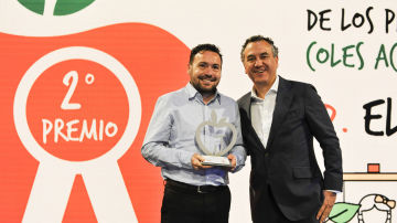 Marco Antonio Gayá Reig, director del CEIP ‘Els Tolls’, ha recogido el premio de manos de Roberto Brasero, presentador de ‘Tu Tiempo’ 