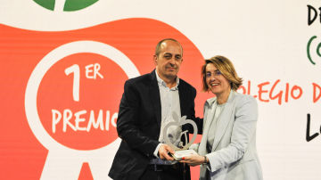 Javier Pérez Yuste, presidente de la Asociación ‘Sí, puedo’-Colegio ‘Los Álamos’, ha recogido el premio entregado por Patricia Pérez, directora general Corporativa de Atresmedia