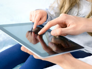 Janell Burley Hofmann insiste en acompañar a los niños en el crecimiento digital, como en cualquier otro aspecto de su vida. Janell Burley Hofmann insiste en acompañar a los niños en el crecimiento digital, como en cualquier otro aspecto de su vida.