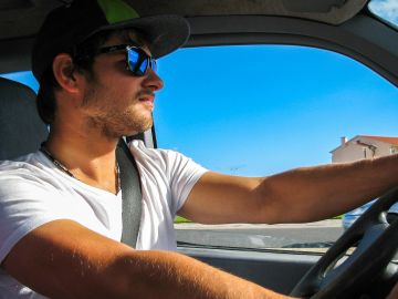Conductor con gafas de sol