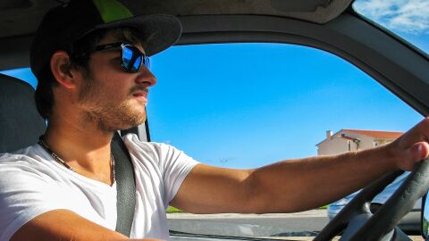 Conductor con gafas de sol