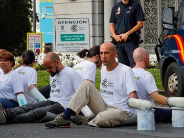 Activistas de Greenpeace cortan accesos al tráfico en Madrid